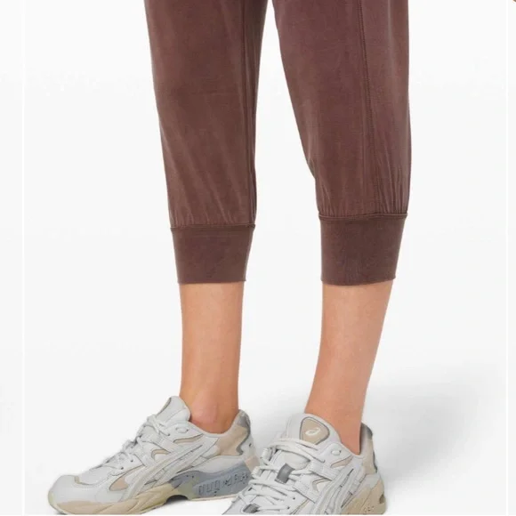 Lululemon Lost in Leisure Crop Jogger in Antique Bark Purple Size 10 - Picture 4 of 9